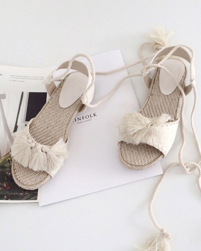 '프롬슈' 예쁜발목 여름 태슬 여자스트랩샌들
storefarm.naver.com/fromshoe/produ…
#발목샌들 #스트랩샌들 #여름샌들 #여성샌들 #태슬샌들 #프롬슈