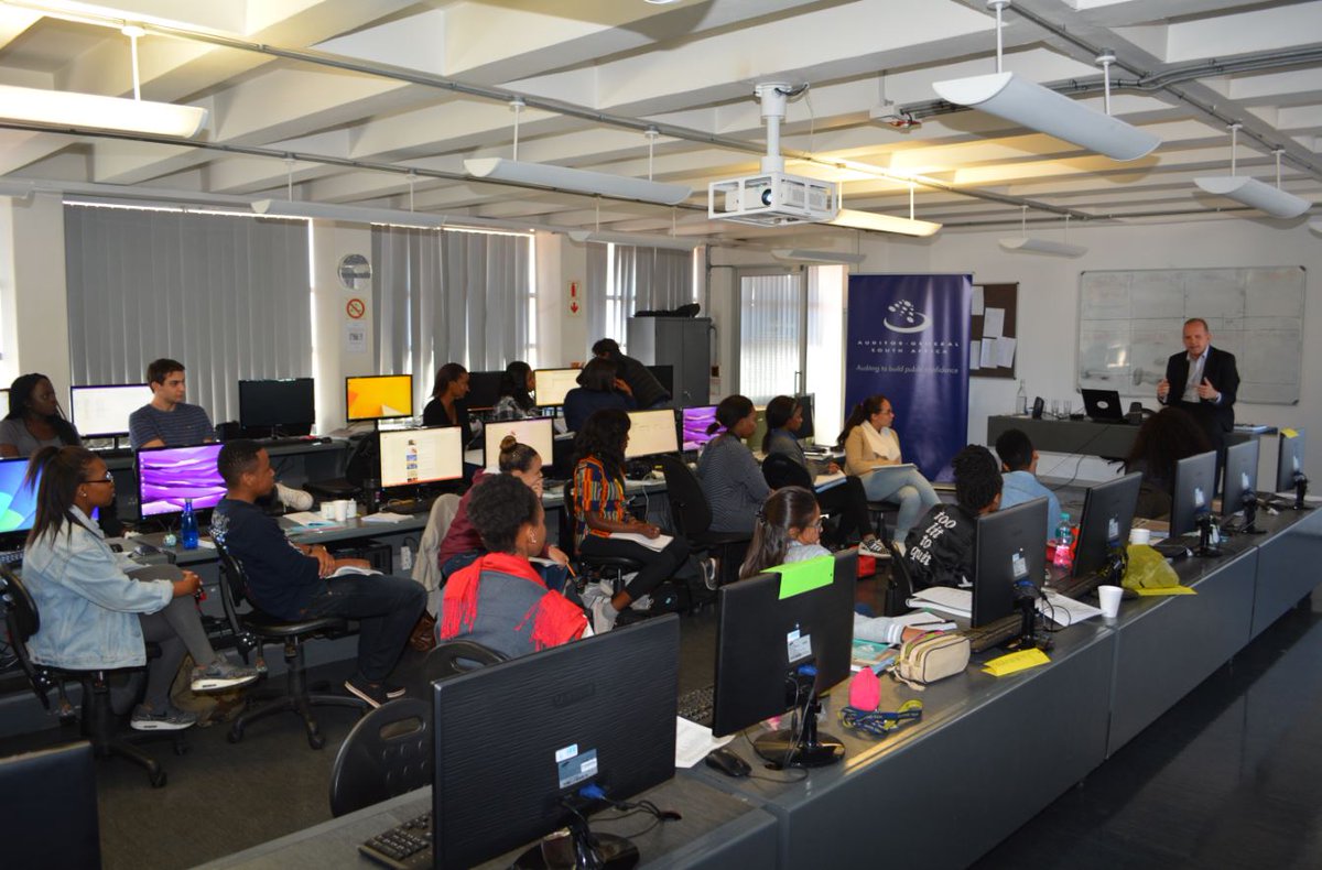 AuditorGen_SA's tweet image. Corporate Executive Jan Van Schalkwyk sharing how to mine stories from our reports with Wits honours journalism students. #AGSAatWits