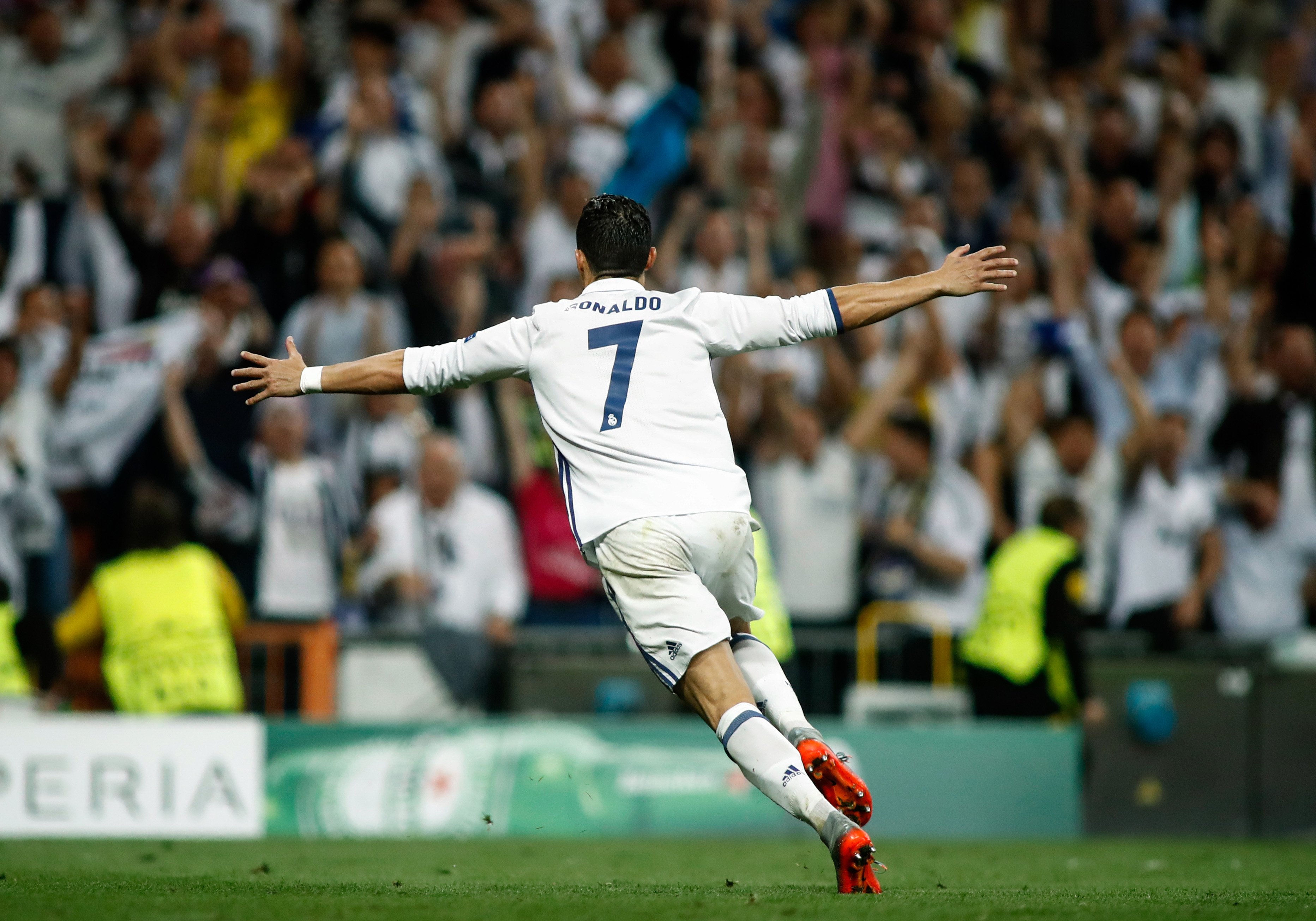 Роналдо забивает гол головой. Роналдо Реал Мадрид. Криштиану Роналду Реал Мадрид удар. Кристиано Роналдо goal. Криштиану Роналду Реал Мадрид.