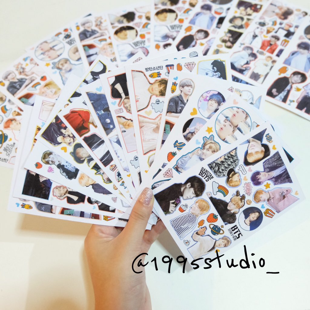 PloyAugust's tweet photo. สติ๊กเกอร์บังทัน มีครบเมมเบอร์ นัดรับหน้าคอนได้ dmมาดูลายเพิ่มเติมได้เลยค่ะ #THEWINGSTOURinbangkok #ตลาดรถไฟบังทัน #1995stickerr https://t.co/3aVSRB6sYP