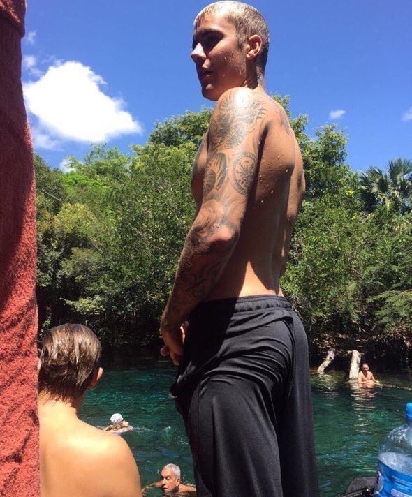 biebereligions's tweet image. a whole entire view