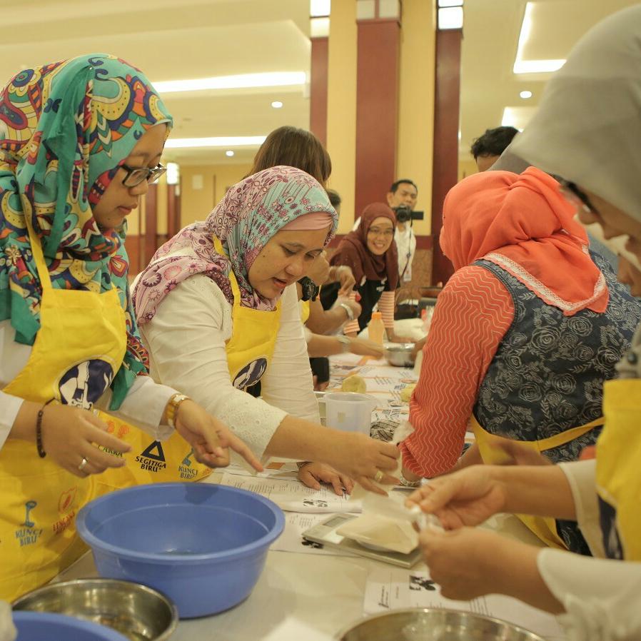 maydayfestival_'s tweet image. Di hari kedua Pelatihan Membuat Kue kemarin, Tim Chef Bogasari mempraktekkan membuat kue kpd peserta yang hadir #happymayday #maydayfestival