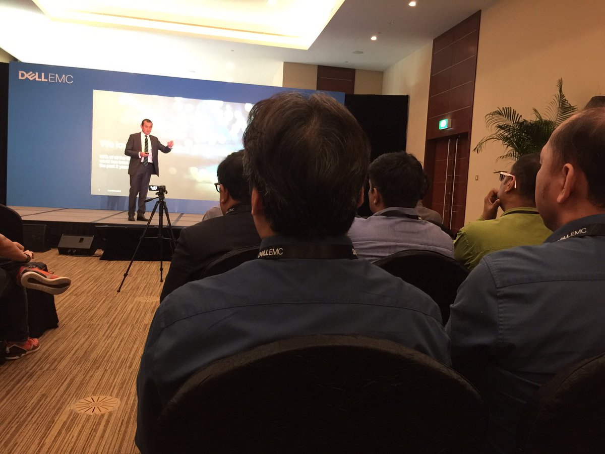 ChingMayL's tweet photo. Technology is changing the way we live and way we work @henaghan sharing at sg DX seminar @DellEMCSA https://t.co/K6PSWhPKEf