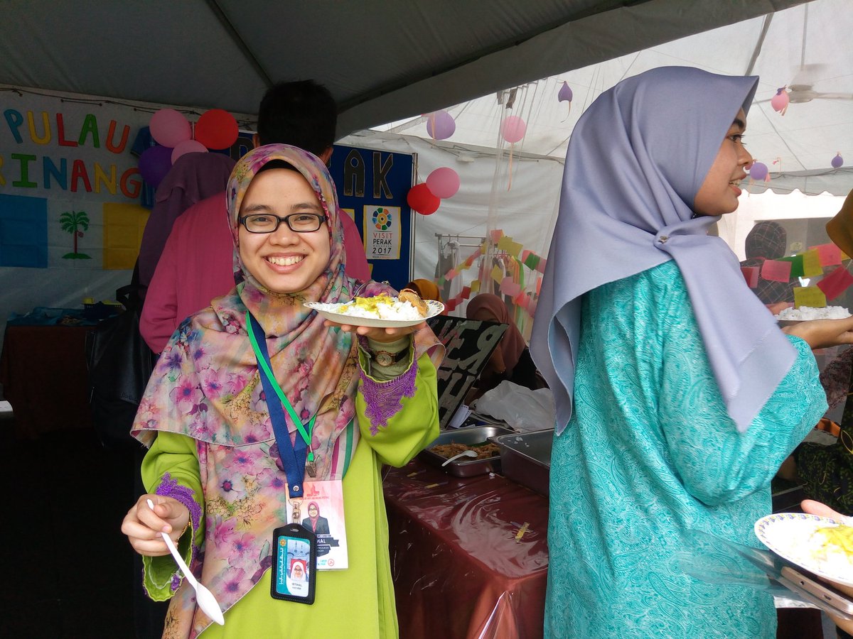 IIUMLAF17's tweet photo. There's free food from Perakian!!! Our APM happy to get her food!!! 

#MCE
#LAF17
#RavishingArtisanAndHeritage https://t.co/OzBoGzqCKr