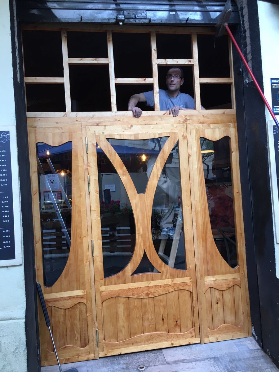 paletsdelujo's tweet photo. ¡Llegó el día! Por fin estamos instalando la puerta retro en @segonsmercat Artesanal 100% #madera #deco #diseño #handmade https://t.co/WbbxXQWaag