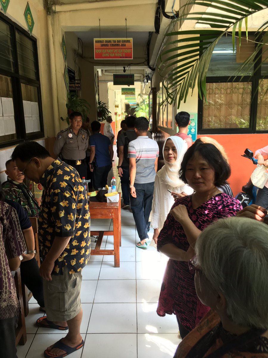 RossTapsell's tweet photo. I've been hanging out in 'swing voter' Tebet this morning. All very safe. Lots of semangat. https://t.co/e1n8NDDzUQ