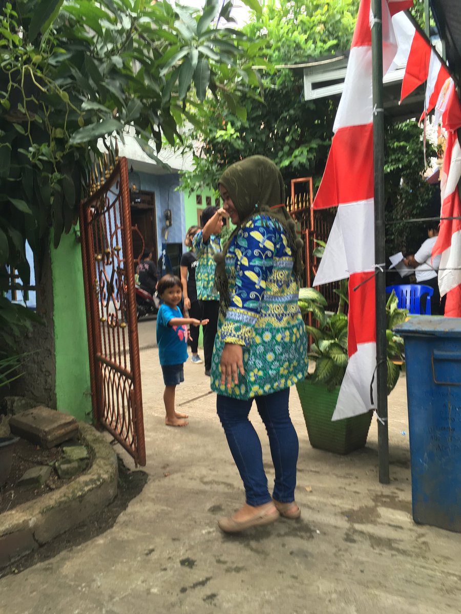RossTapsell's tweet photo. I've been hanging out in 'swing voter' Tebet this morning. All very safe. Lots of semangat. https://t.co/e1n8NDDzUQ