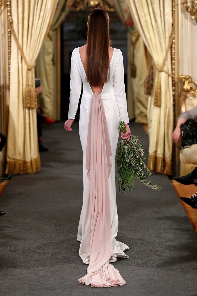 Detalles en color rosa en las maravillosas propuestas de novia de <a href="/RAFAELURQUIZAR/">RAFAEL URQUIZAR</a> . Elegancia y romanticismo. #ateliercouture2017