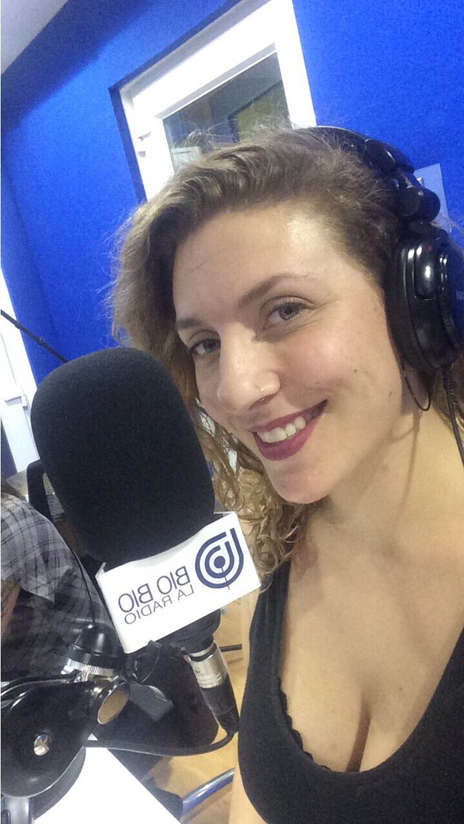 TefiTomarelli's tweet photo. Lo pasamos muy bien hace un rato en #Trasnoche @biobiolaradio junto a mis queridas @MammaSoul.
Como siempre nos hacen sentir como en casa✌🏽🎶 https://t.co/hGbXJzCPWu