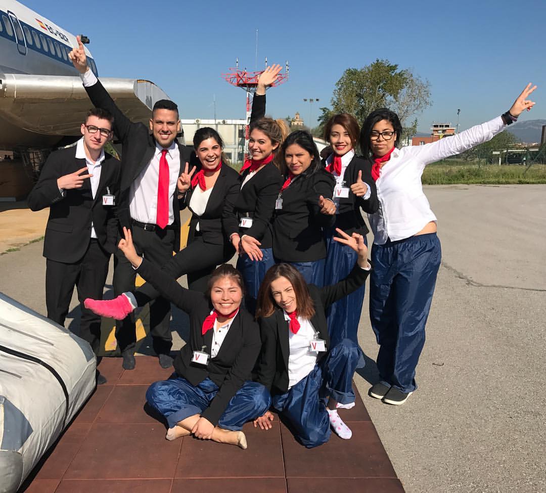 AeroEscola's tweet photo. Así de bien lo pasamos!! #trabajoenequipo #formación #aeropuerto #barcelona #sabadell #evacuacion #cabincrew #cursoinicial #cursotcp https://t.co/K5BdVlHonS