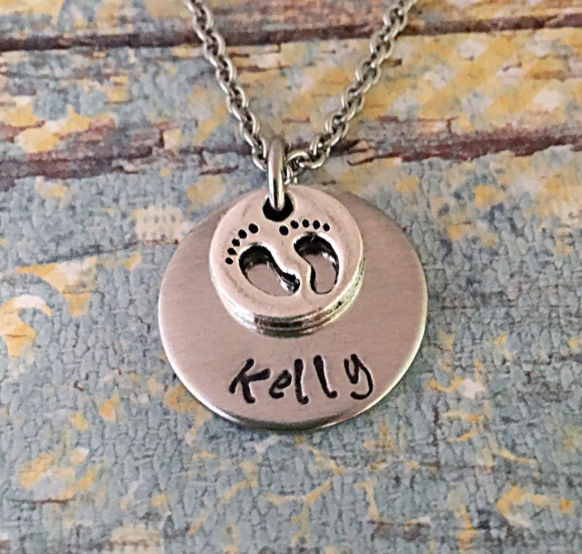 mudbugslilypads's tweet photo. Custom hand stamped name with tiny feet. Can easily add birthstone! https://t.co/5w9HiYRC5B #Etsy #CustomNameGift https://t.co/XHtPXAnKYd