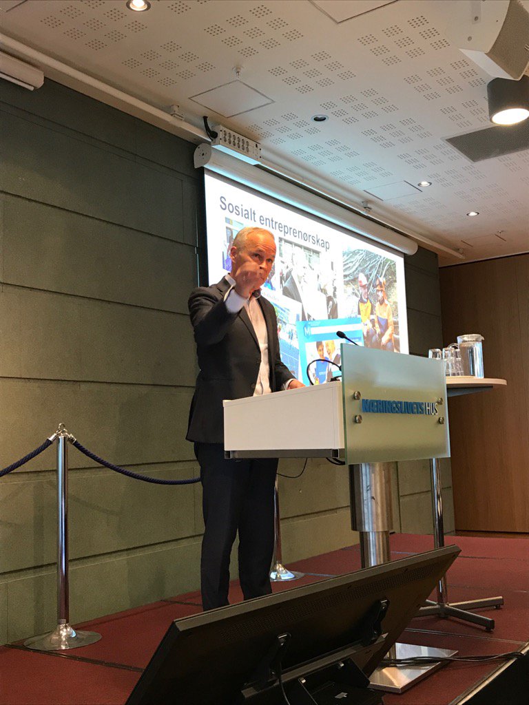 Starter morgenen m <a href="/jantoresanner/">Jan Tore Sanner</a> som oppfordrer oss til å tenke utenfor boksene på sosialt entrepenørskap #abelia17