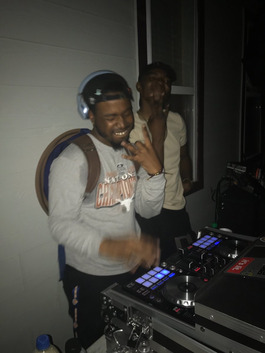 WildBoyPoodey's tweet photo. #TXSUSPRINGFEST2K17
#SPRINGFLINGHOUSEPARTY
S/o to the DJ's for rocking this bihhπ₯π₯π₯π₯ https://t.co/PgEqLyMJTL