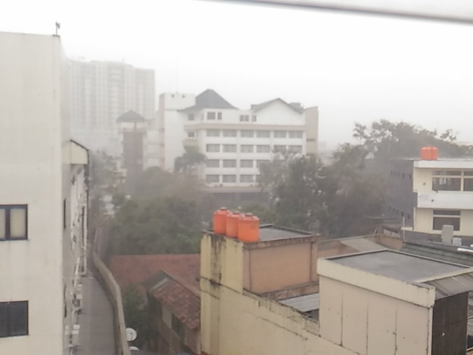 BasdaJabar's tweet photo. Hujan angin dan petir di wilayah kota bandung. Harap berhati" bagi yang sedang berkendara. #infobdg #cuacaBDG https://t.co/qoYFkPNtGW
