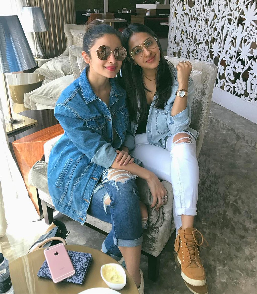 .<a href="/aliaa08/">Alia Bhatt</a> dengan sahabatnya, Akanksha. RT/klik dua kali untuk #BFFGoals