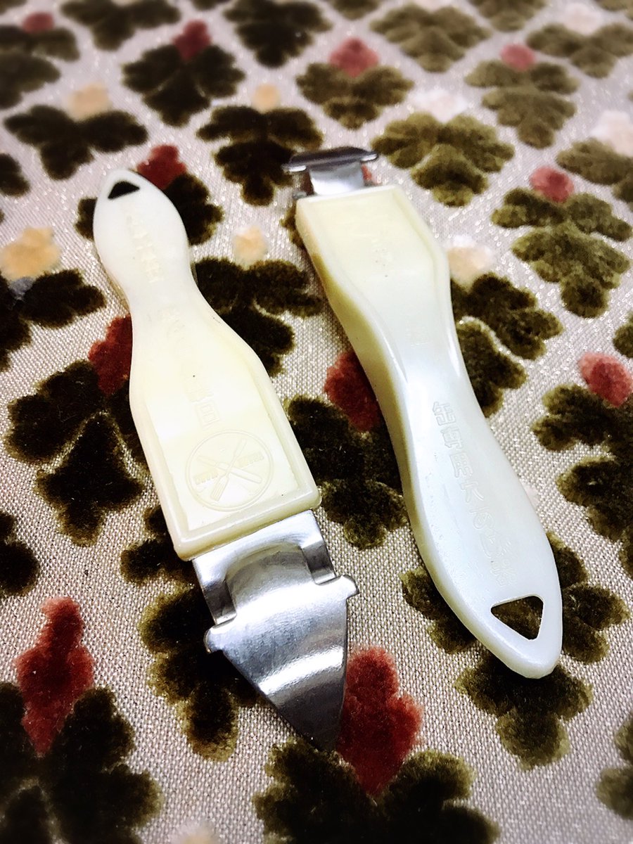 1963 1963 Antiques New Face サラダ油は昔は缶に入っているのが一般的だった時代の 缶専用穴あけ 器 です 日清サラダ油のノベルティですがこれなら大きな穴が開きますね 穴は必ず2つ空気穴も開けること 缶ジュースも穴を開けて飲んでましたね 1963 1963 Antiques New Face サラダ油は昔は缶に入っているのが一般的だった時代の 缶専用穴あけ 器 です 日清サラダ油のノベルティですがこれなら大きな穴が開きますね 穴は必ず2つ空気穴も開けること 缶ジュースも穴を開けて飲んでましたね
