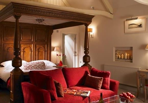 If you're planning a romantic break in #Bristol, here are our recommendations for where to stay: ow.ly/PDBM30aWpe6