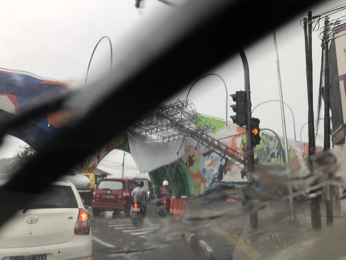 infobdg's tweet image. Via @djarieschool : billboard di samping flyover antapani rubuh @RescueDamkarBdg