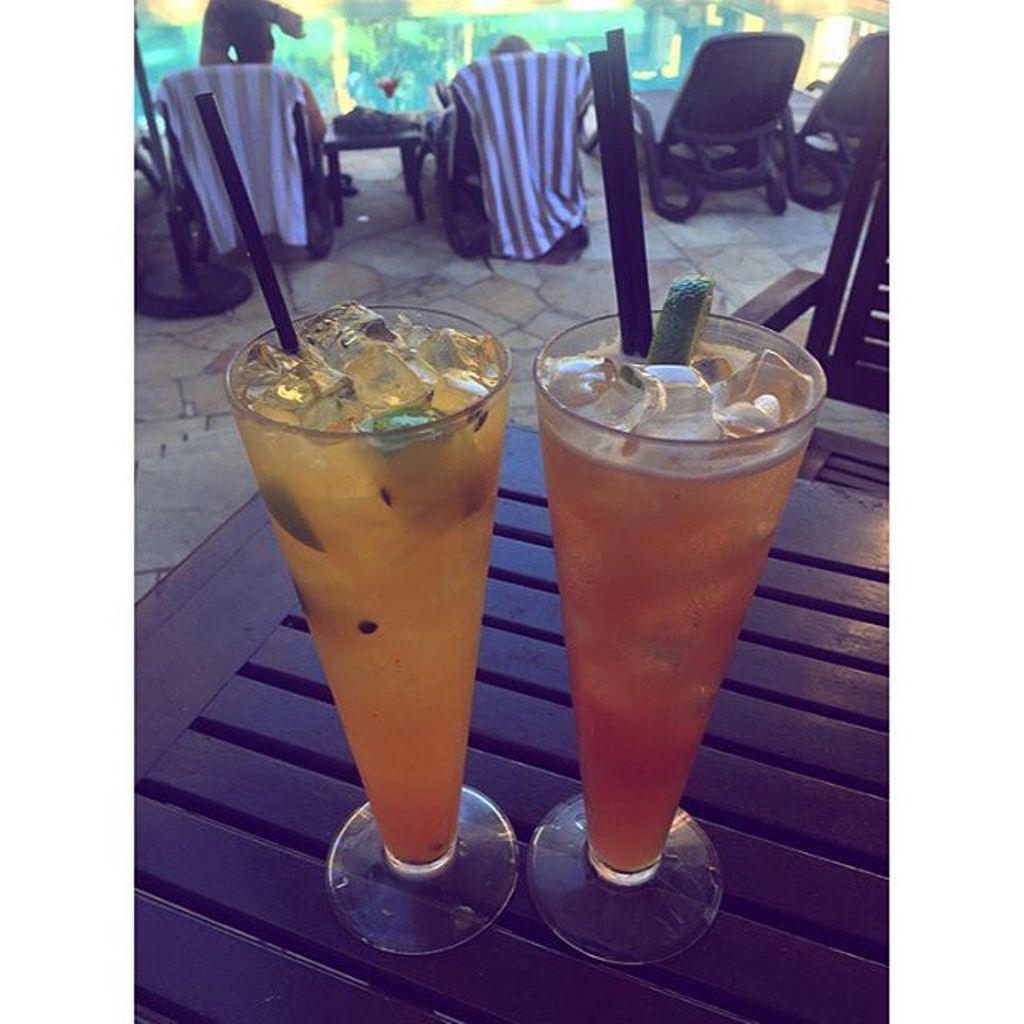 pullmanpalmcove's tweet photo. The Lagoon Bar is open #later until 8PM this school holiday period. Pink Flamingo Hour from 3pm - 6pm and #live #music on Fridays https://t.co/NgRy3OTLo6