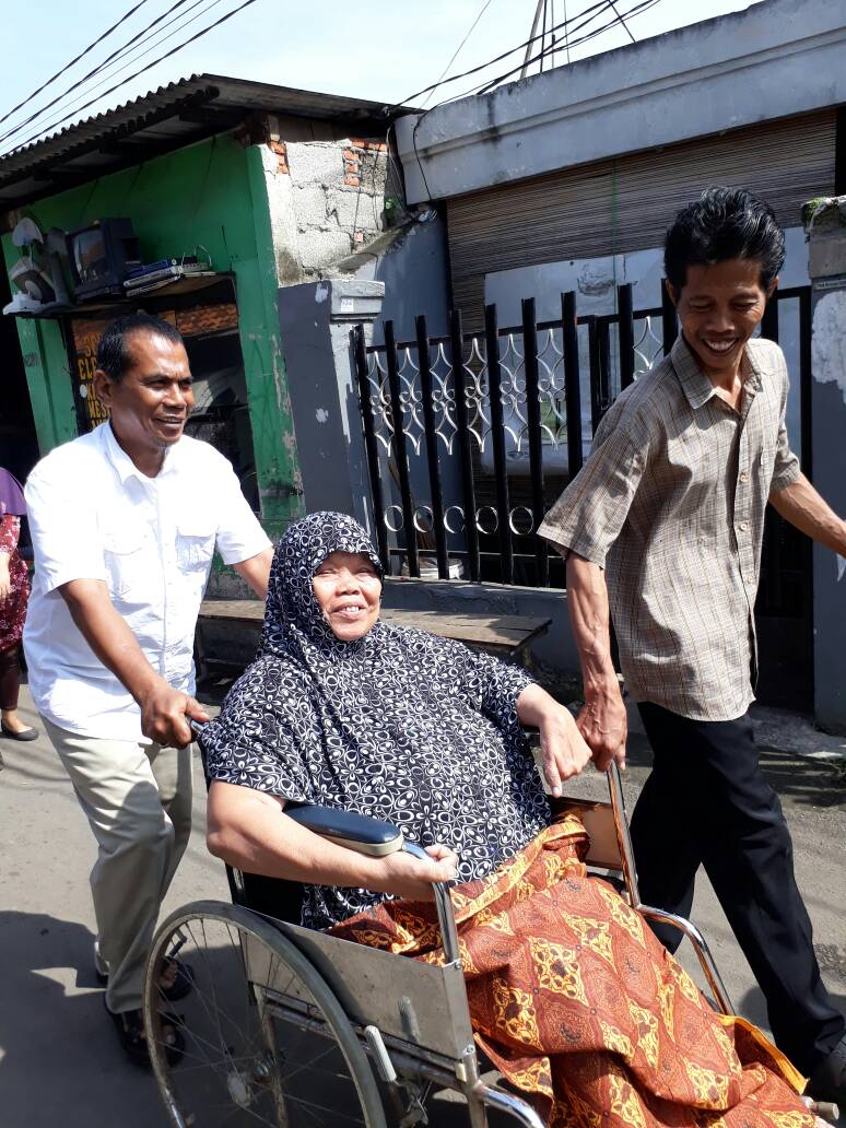 ferafQuJKT's tweet photo. Para warga berlomba2 ikut memilih Gubernur Baru, meskipun kondisi sakit datang memilih no.3  #GubernurBaruJakarta https://t.co/3Vy7sFUzhG