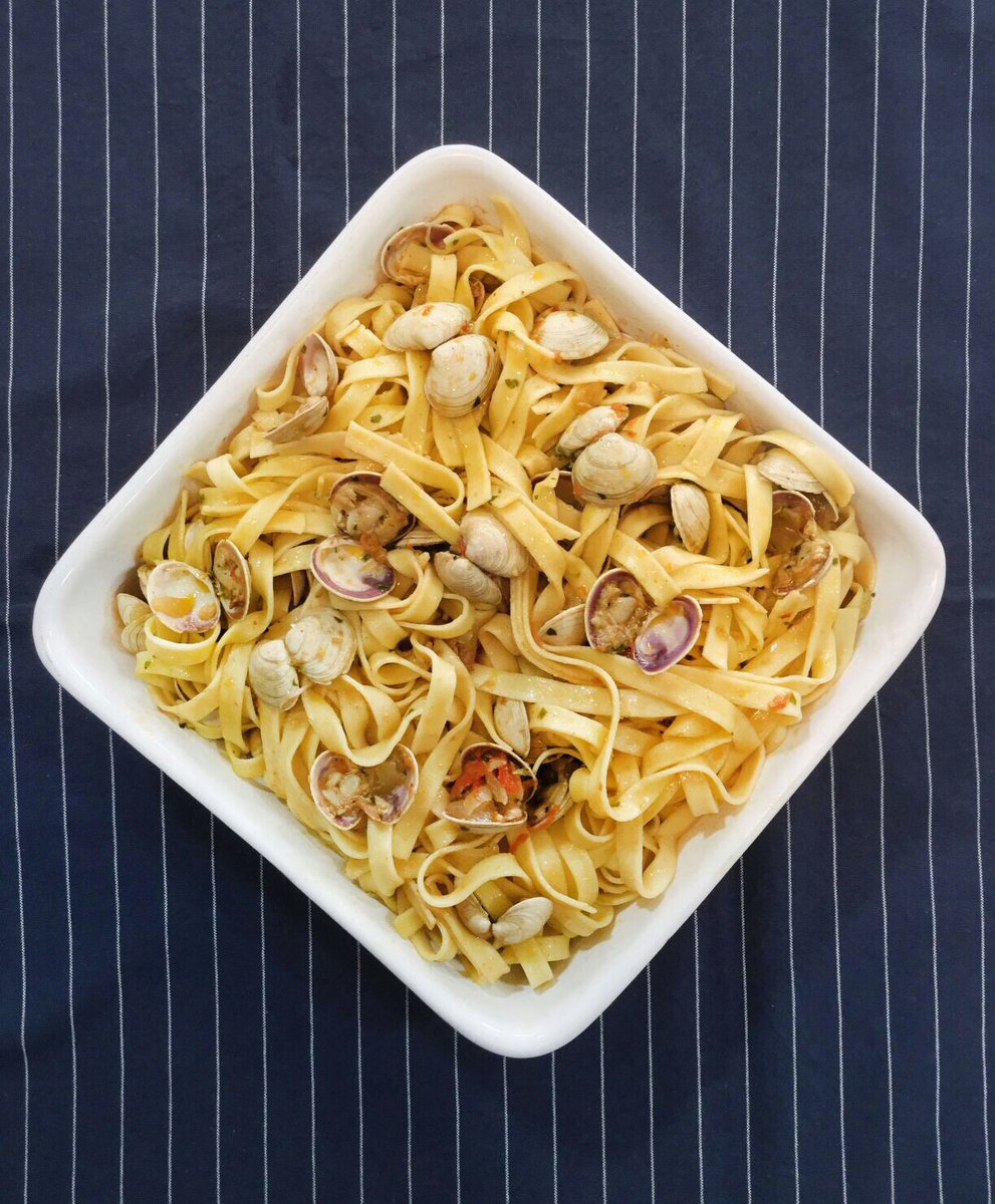 Esta receta nos recuerda a las vacaciones... 💙 Tallarines 'saltarines' con almejas 💙Nuestro plato del día