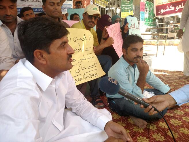 ahmedniaz64's tweet photo. @BBhuttoZardari @AseefaBZ @BakhtawarBZ @SindhCMHouse @SindheduDept @ShoukatZardari Hunger strike of IBA HMs for offers continues on 3rd day https://t.co/MhWTi8IMzc