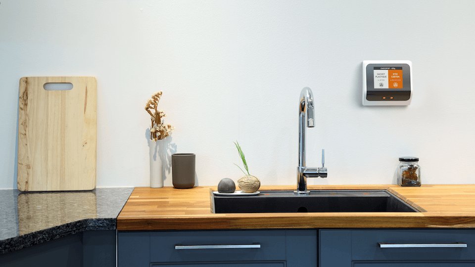 bymaddyness's tweet photo. #IoT : @UzerOfficial lève 360 000 euros pour lancer le boîtier qui rend votre poubelle intelligente https://t.co/5oxFKIqdtg https://t.co/5MVWxcLfZp