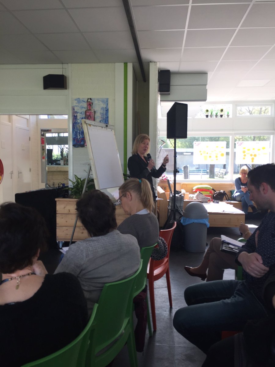 Mooie verhalen worden gedeeld tijdens #pitstop van de #versnelling #overvecht <a href="/CantinaAO/">Cantina Atletiekbaan</a>