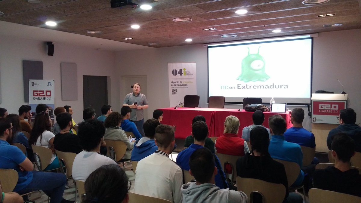gdgcaceres's tweet image. Comenzamos en Cáceres con @oyabun contándonos su experiencia con las comunidades en Extremadura #HighSchoolDevCC