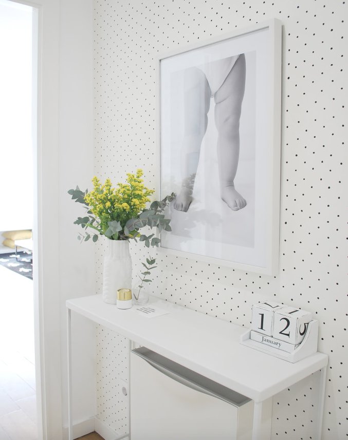 Wow! <a href="/mumandhome/">Mar</a>  wrote a nice blogpost about how she transformed her hallway with our Dots wallpaper: check it out! ow.ly/PeV330aYTtf