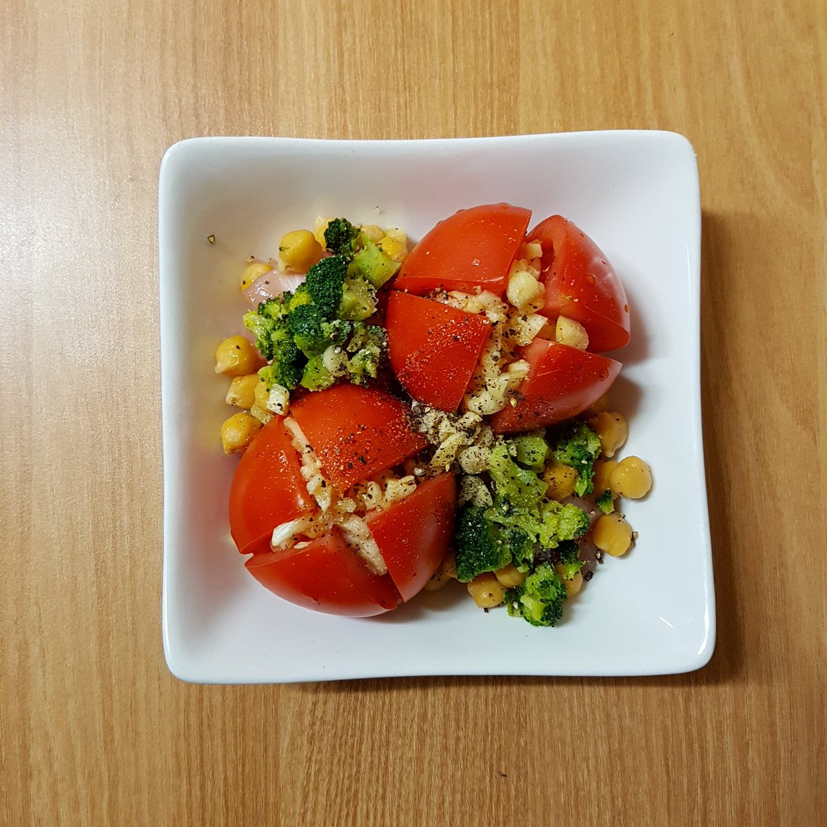 Do_YaJi's tweet photo. [레시피] 전자렌지 초간단 토마토 스프
기본) 토마토1개를 4등분해서 그릇에 담는다. 그 위에 다진마늘, 소금,후추,올리브오일을 뿌린다. 랩에 씌운후 숨구멍 내주고 전자렌지에 5분이면 끝. 응용으로 콩이랑 닭고기 같은거 넣어서 같이 먹음.간단하고 맛남 https://t.co/dtITU7DCTN