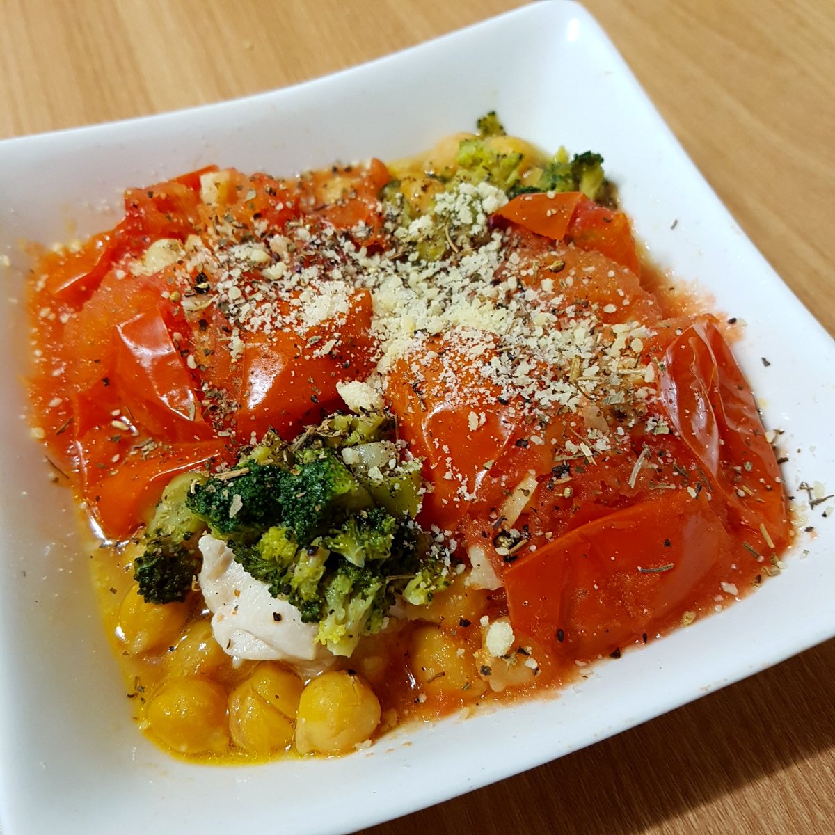 [레시피] 전자렌지 초간단 토마토 스프
기본) 토마토1개를 4등분해서 그릇에 담는다. 그 위에 다진마늘, 소금,후추,올리브오일을 뿌린다. 랩에 씌운후 숨구멍 내주고 전자렌지에 5분이면 끝. 응용으로 콩이랑 닭고기 같은거 넣어서 같이 먹음.간단하고 맛남