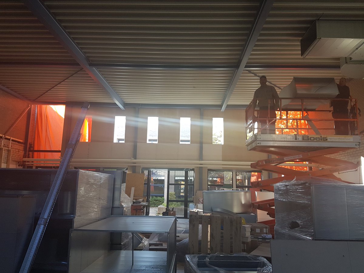 hethooghuis's tweet photo. Leerlingen van De Singel helpen mee met de verbouwing van hun nieuwe school! Leren door te doen! #gaafproject #praktijkonderwijs @DatisOss https://t.co/WUblv5bvvE
