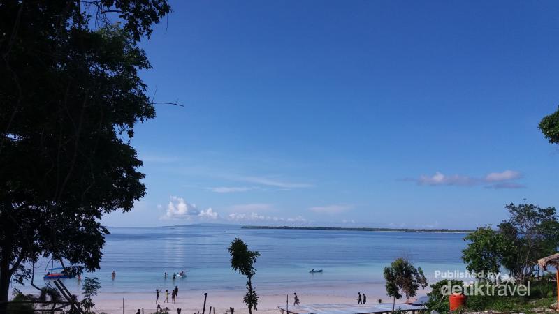 detikTravel's tweet photo. Yakin Tidak Tergoda dengan Pantai di Sulawesi Selatan Ini? https://t.co/NSfJRhLAhq https://t.co/Xqr9OupCHi