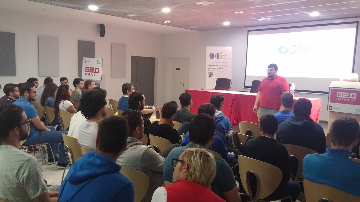 gdgcaceres's tweet image. Y ahora empieza @gody11 para hablar de comunidades, desarrollo personal y @os_weekends #HighSchoolDevCC