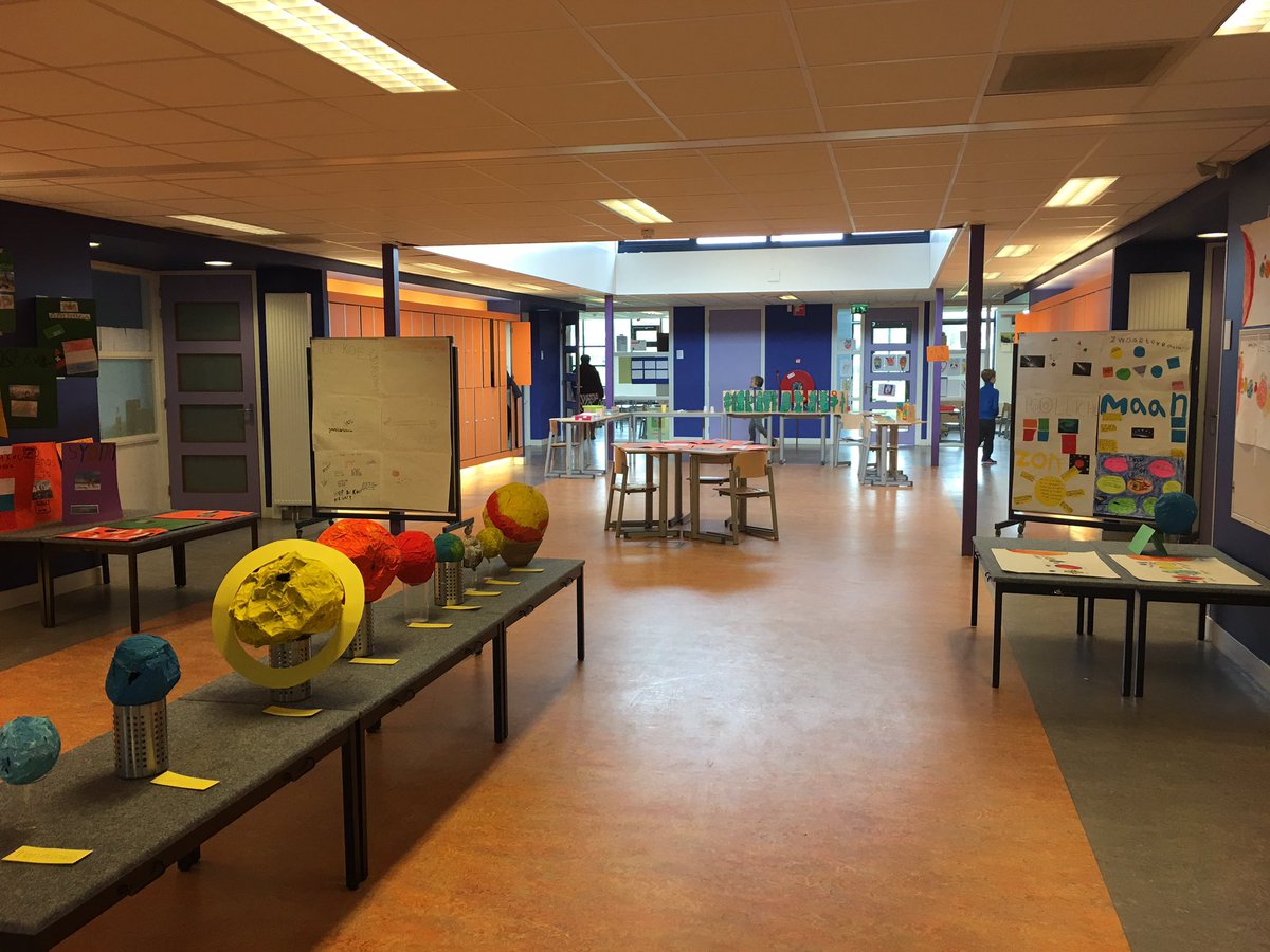 Wachten op de ouders <a href="/werken/">Rene Ochoa</a> in ateliers op sbo De Klimboom