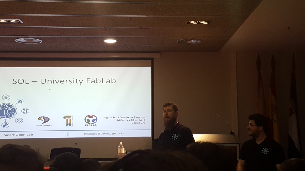 vrlabx's tweet image. #HighSchoolDevCC y ahora @Davvid_ y @RJoriks nos explican que hacen en @SolEpcc @EPCC_Unex @pablogarguez @pedromnunez @mlinaje @infouex