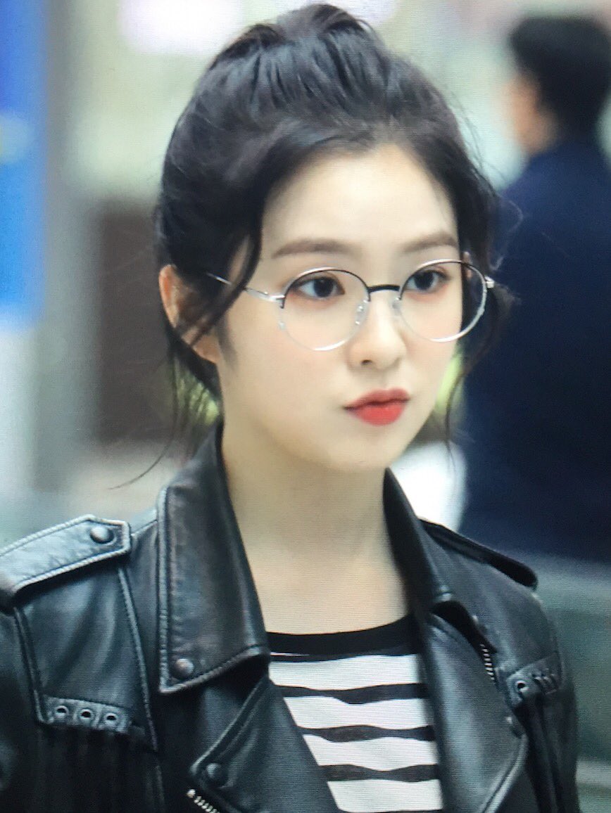 irene_gifs's tweet photo. she keeps on pouting this past days and my heart cant contain the cuteness 😭😭😭 https://t.co/6k4d3HUgTa