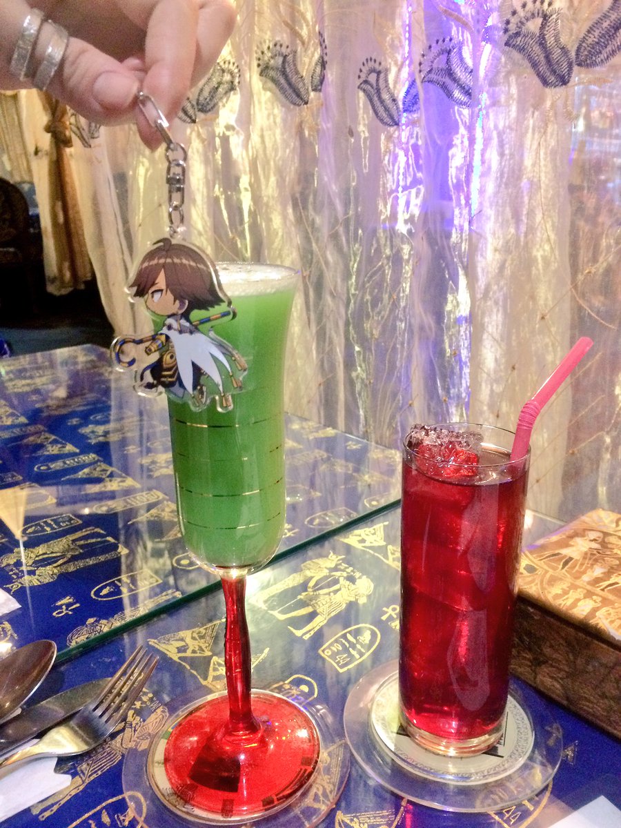 かじこ Twitterren からすとエジプト料理店いってきた 楽しかった ネフェルティティ 緑のカクテルもネフェルティティって名前で赤いのザクロジュース ご飯も飲み物も美味しいし装飾も最高で知能下がった 神さまの味がする やばい