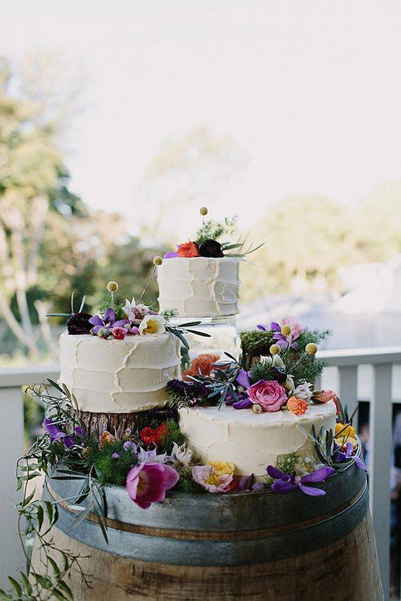 ¿No sabes por qué estilo decantarte para presentar la tarta nupcial? ¡Opta por varios estilos! goo.gl/yyKY0u #boda #tartas
