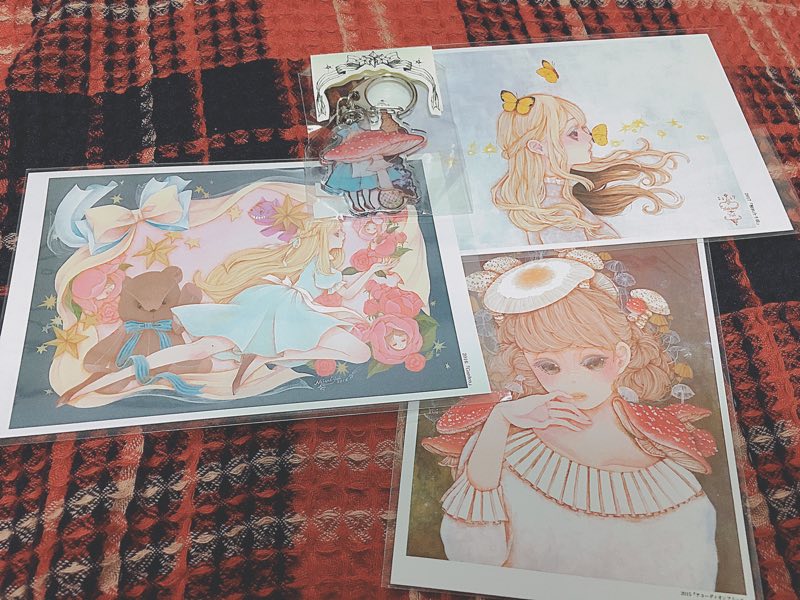 今日は中野夕衣さん(@n_yui712)の個展にお邪魔しました。原画はすごく繊細で素敵だったし中野さんともお話できて嬉しかった〜☺️個人的にモノクロームの絵がほぼ白黒なのにあたたかい色ですごく好きでした! 