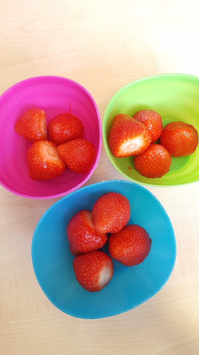 Een gezond tussendoortje meegebracht voor mijn Beweeg Wijs collega's <a href="/BW_Elke/">Elke BW</a> <a href="/JelleSport/">Jelle Tammel</a>. #aardbeien #kleurrijketen