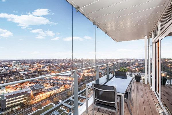 A #home with a view is almost guaranteed with a #penthouse. <a href="/HarrodsEstates/">Harrods Estates</a> have shared some of their favourites: ow.ly/Jf7n30aYEO6