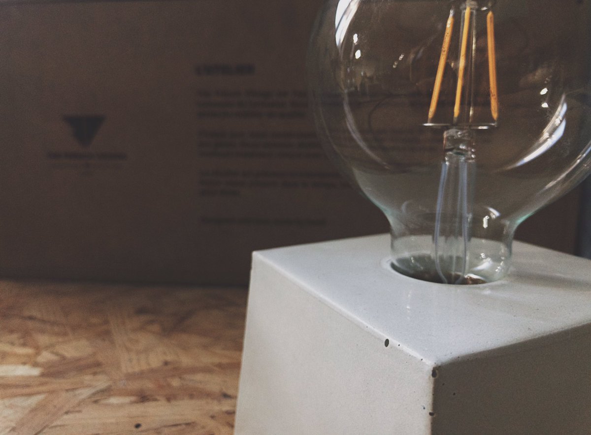 On présente ce petit modèle de lampe à un client demain! On espère que ça va (très) bien se passer 🤞🏼✨ #concrete #design
