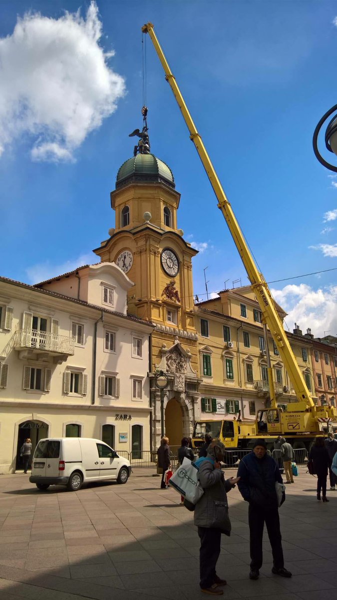 SDP_Rijeka's tweet photo. Povijesni dan! Od 18. stoljeća dvoglavog orla se nekoliko puta sakatilo i sastavljalo, skidalo pa vraćalo. Neka ovaj bude vječan! https://t.co/J4W1DsFqYC