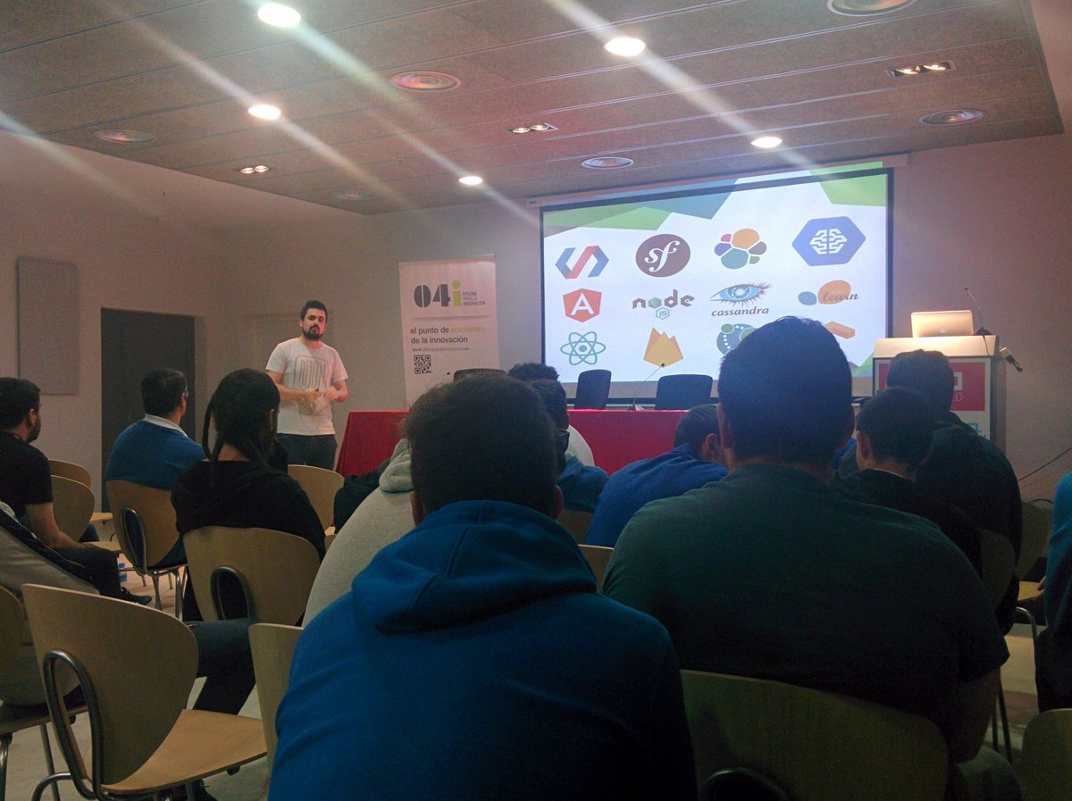 smartopenlab's tweet image. Y aquí sigue @koletzilla hablando de comunidades y tecnologías a los chicos de ciclo formativo #HighSchoolDevCC