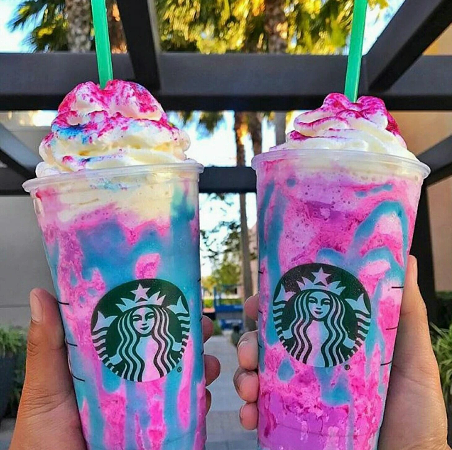 ピンクとブルーの魅惑の味！？ユニコーンフラペチーノの見た目がやばいwww