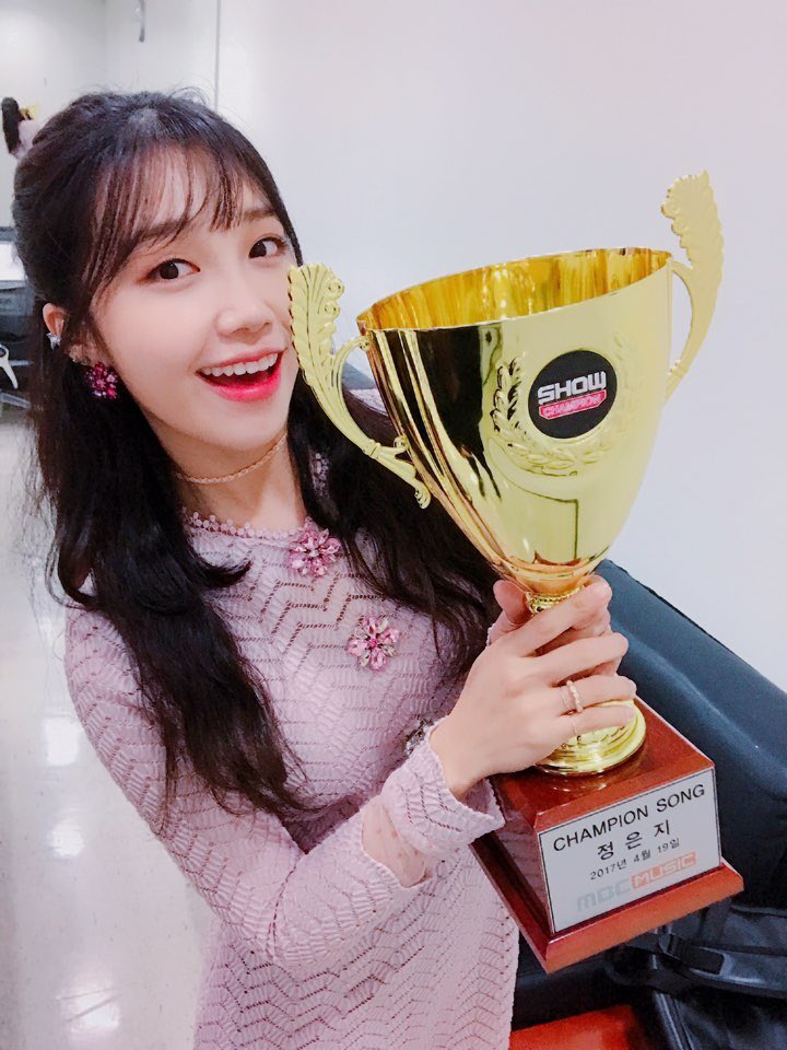 Apink_2011's tweet photo. [#정은지] 170419 쇼챔피언에서 1위 한 자랑스러운 믕! 따뜻한 봄에  '너란 봄'으로 찾아온 은지가 🐼들의 응원 덕분에 매일 매일이 행복해요!

응원해주신 팬분들 모두 감사드립니다😆

#너란봄 #1위가수_믕 #자랑스럽믕
#Apink6주년축하해 https://t.co/eVkuZs0W8R