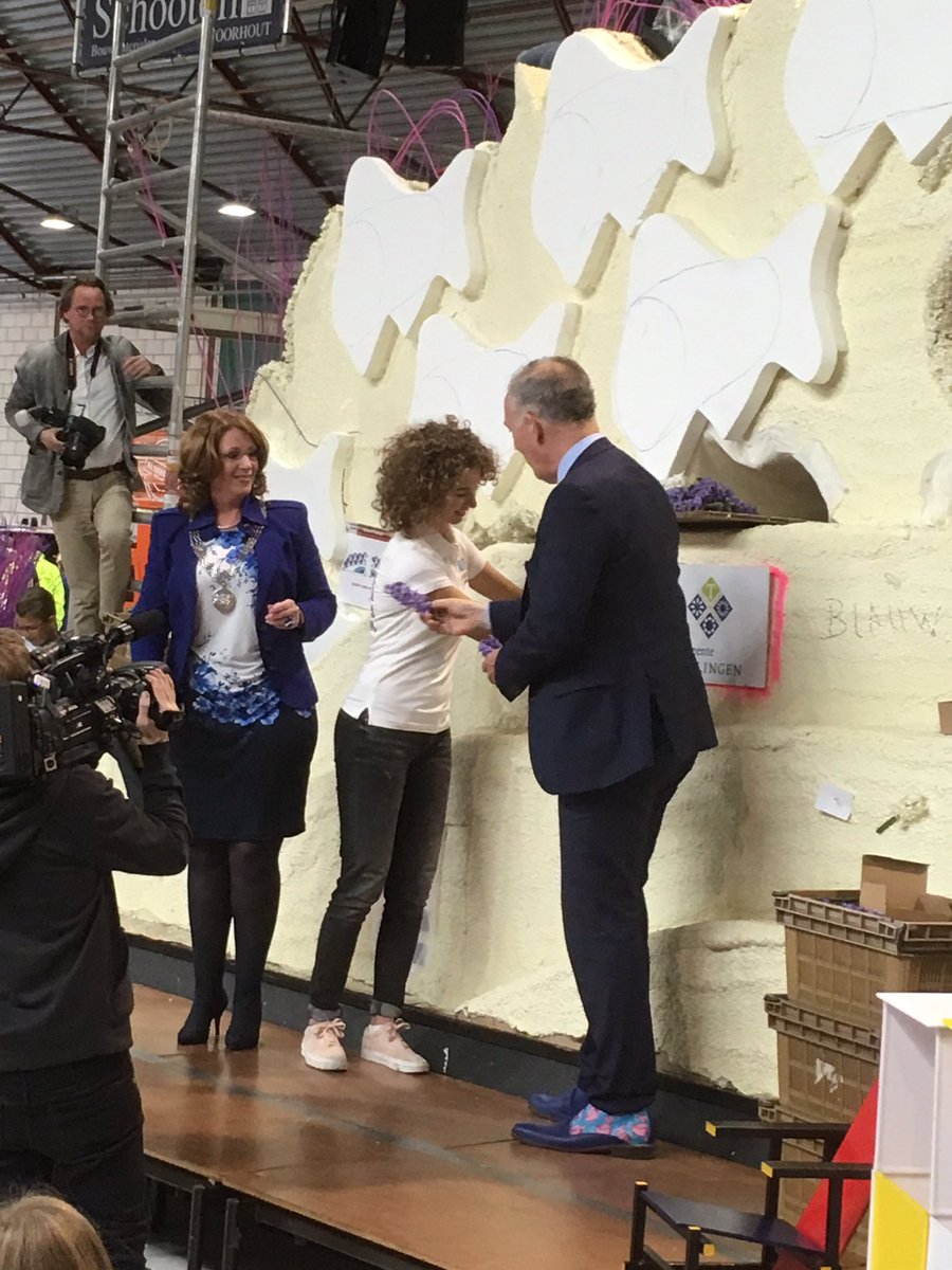 Lisa van der Geest steekt de eerste bloem! #bloemencorso #Teylingen