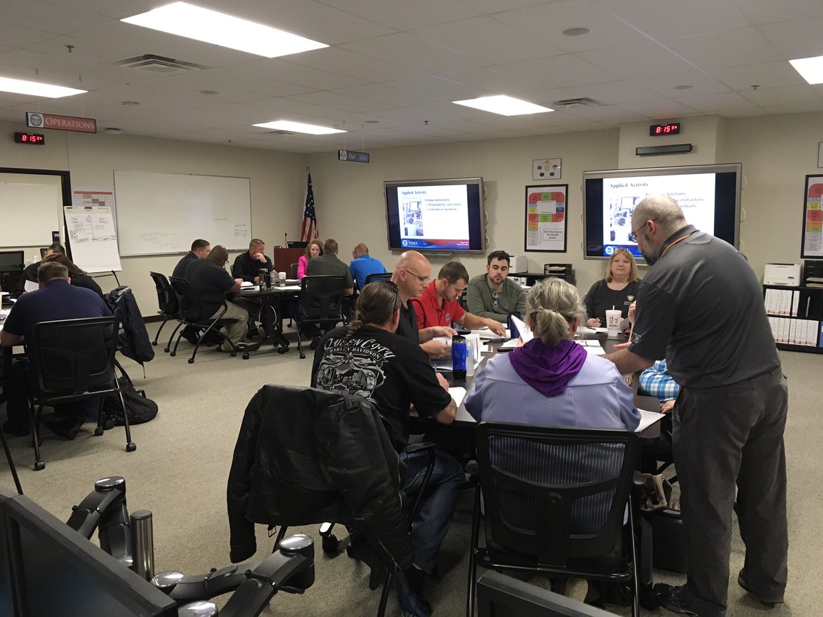 olehicks's tweet image. @jvittieMPA working with #FirstResponders finishing up #ICS300 @WCEMAOhio @Ohio_EMA